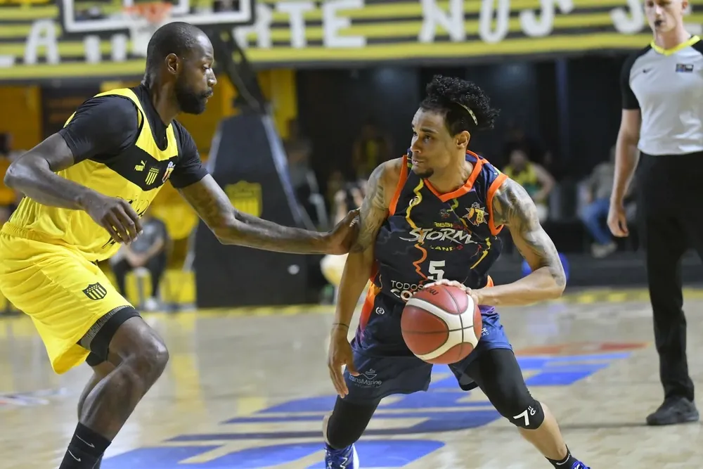James Gist y Víctor Liz