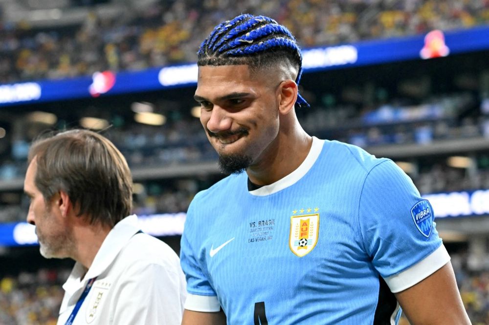 20240706 FBL-COPA AMERICA-2024-URU-BRA Uruguays defender #04 Ronald Araujo leaves the pitch after picking up an injury during the Conmebol 2024 Copa America tournament quarter-final football match between Uruguay and Brazil at Allegiant Stadium in Las Ve