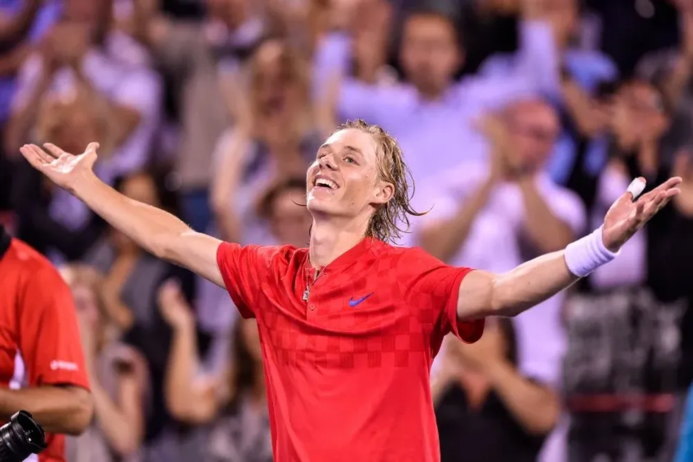 Denis Shapovalov celebra su triunfo ante Nadal