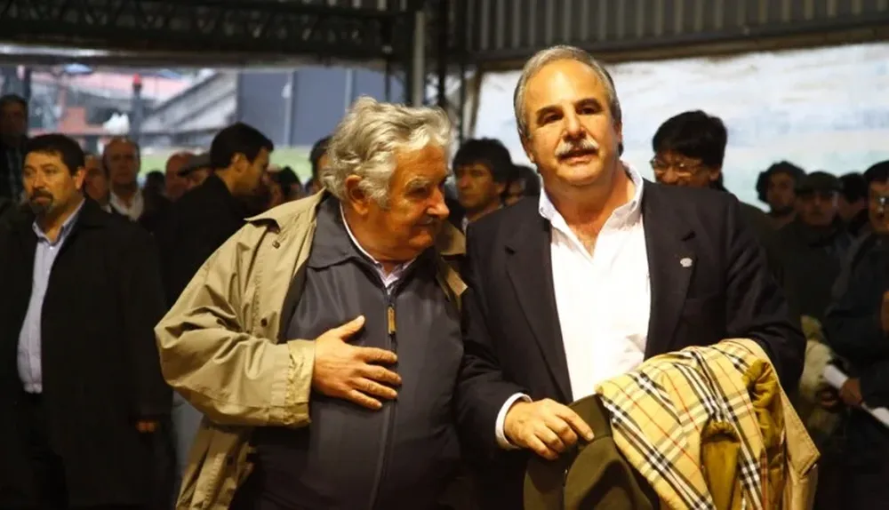 Mujica y Echeverría terminan sus mandatos