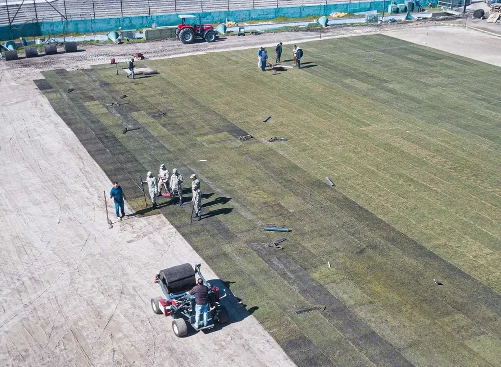 El Estadio Centenario tiene su nueva alfombra de césped
