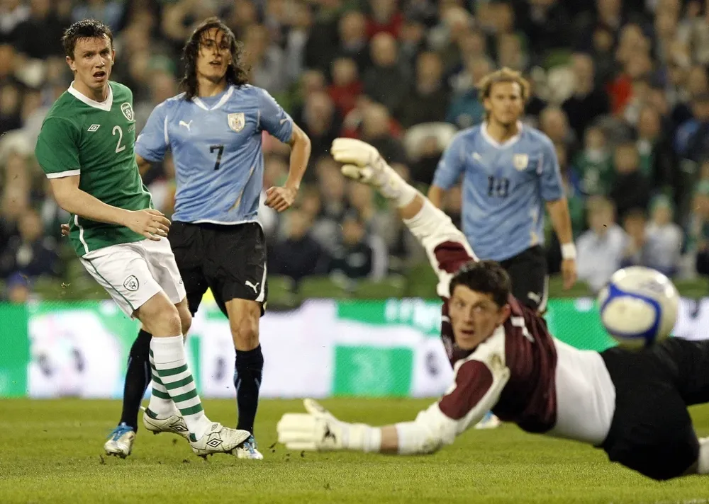 Cavani y Forlán en un amistoso ante Irlanda