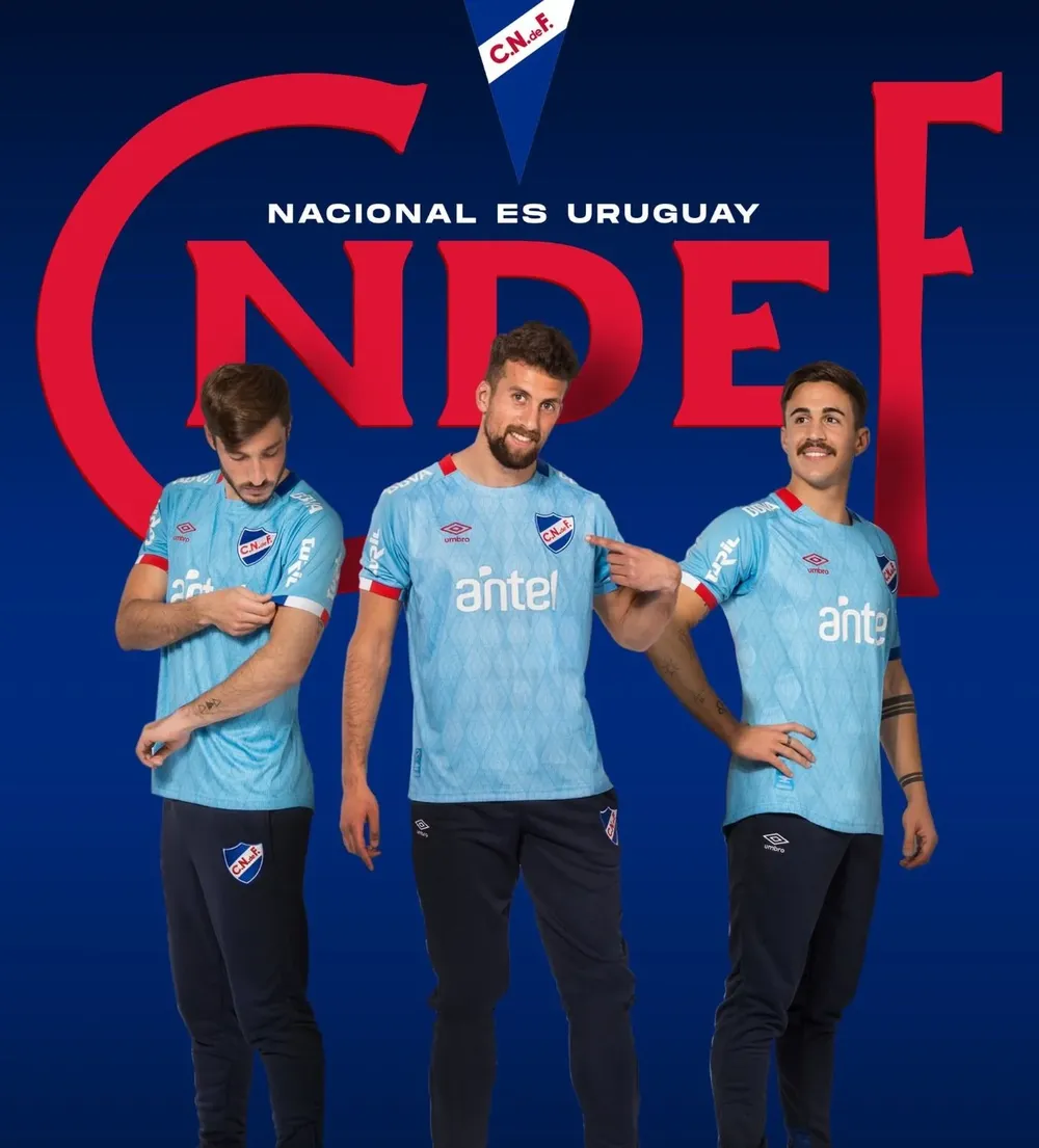 Matías Viña, Guzmán Corujo y Gabriel Neves con la camiseta celeste 2019 de Nacional