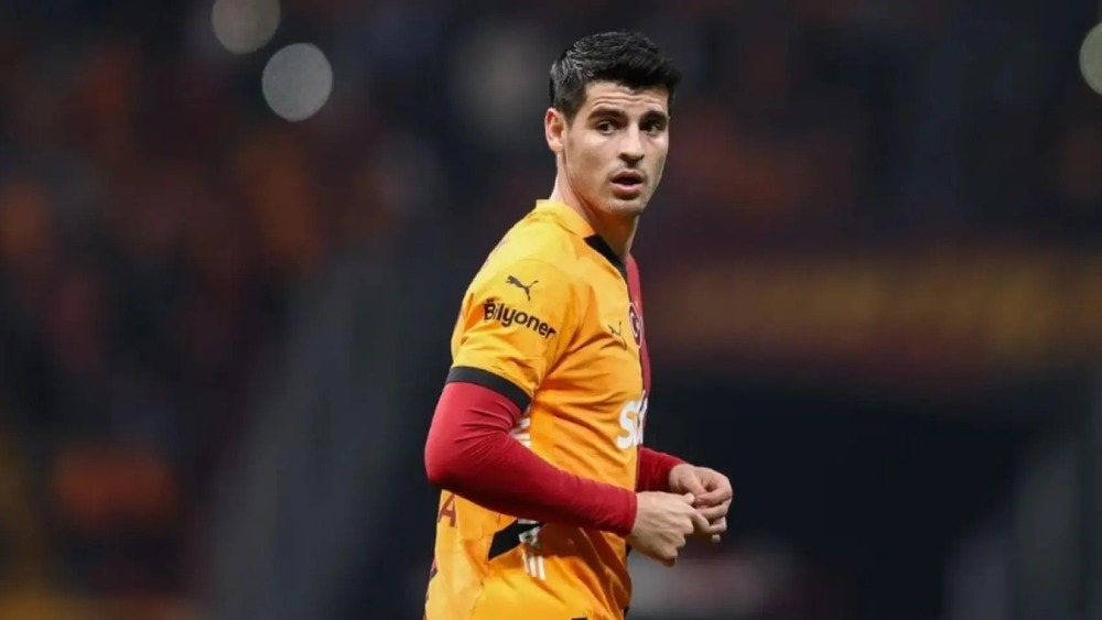 Polémica salida de Morata del Galatasaray con críticas a la directiva.