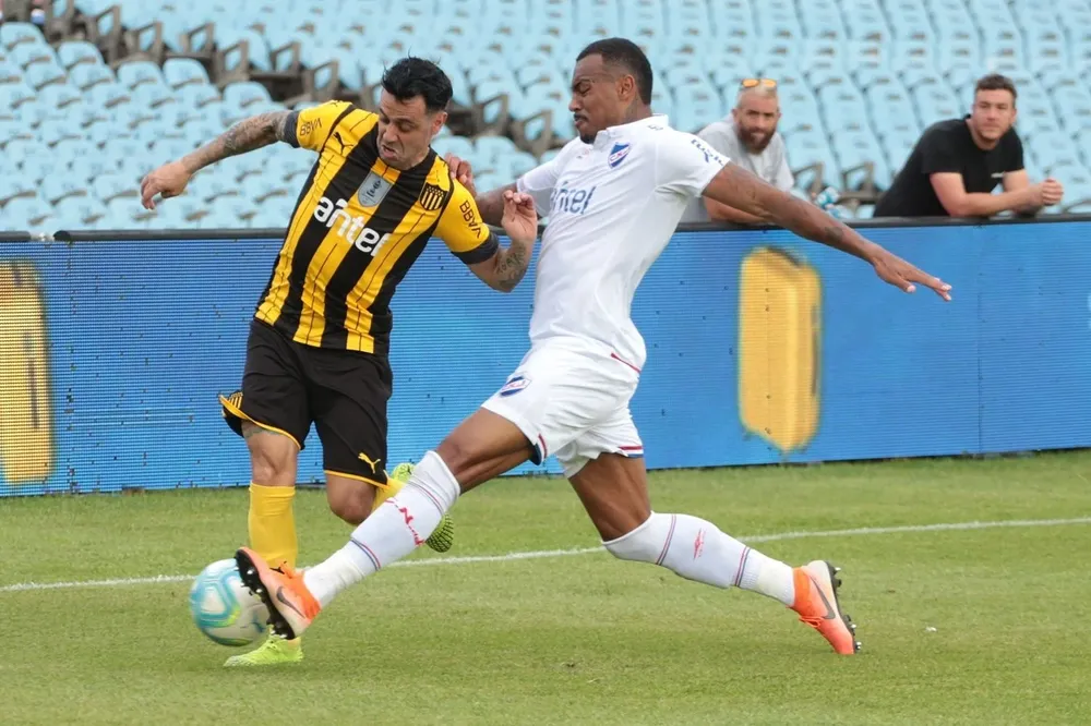 Carvalho marca a Estoyanoff