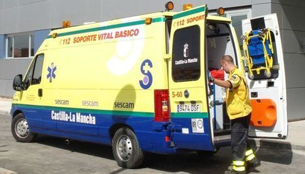 Equipos de emergencias trabajan en el lugar del accidente.