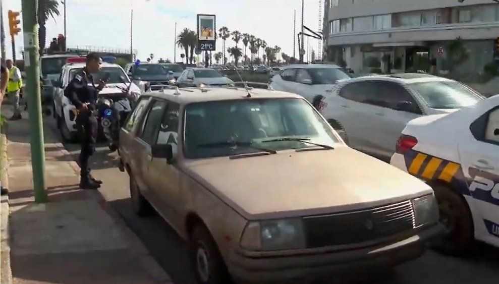 Auto atrincherado en rambla de Pocitos