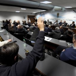 Comercialización de los derechos de TV del fútbol uruguayo: 12 empresas compraron los pliegos, incluida Tenfield, y quedaron habilitadas a participar del llamado abierto de la AUF