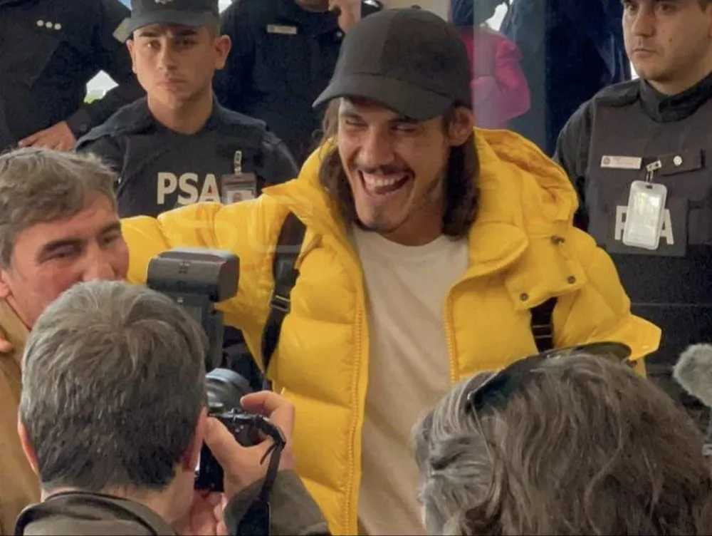 Así llegó Cavani a Buenos Aires
