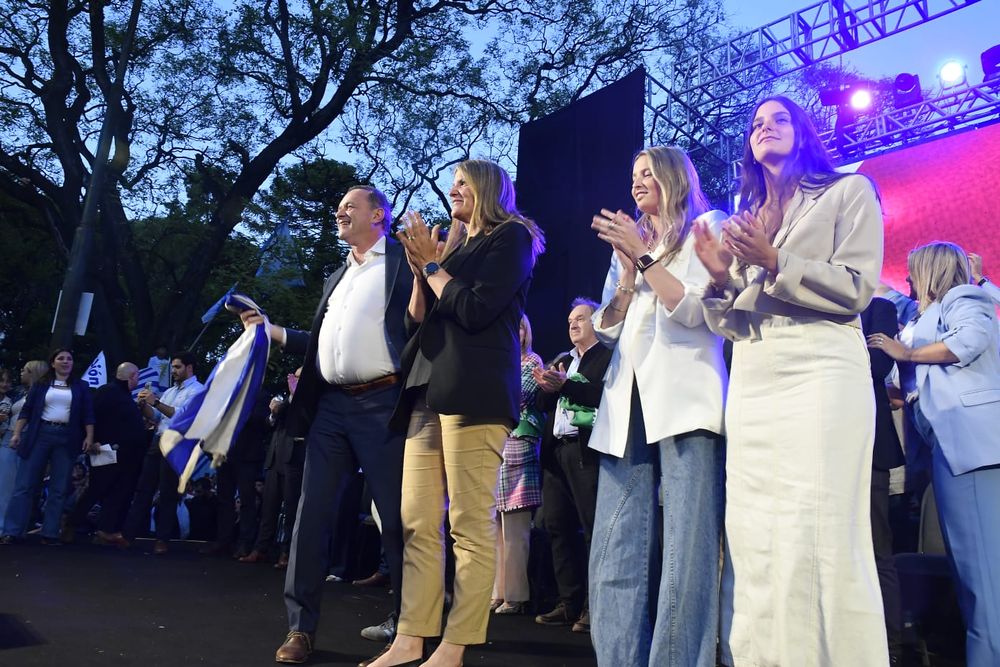 Delgado junto a sus hijos en el acto de cierre de campaña