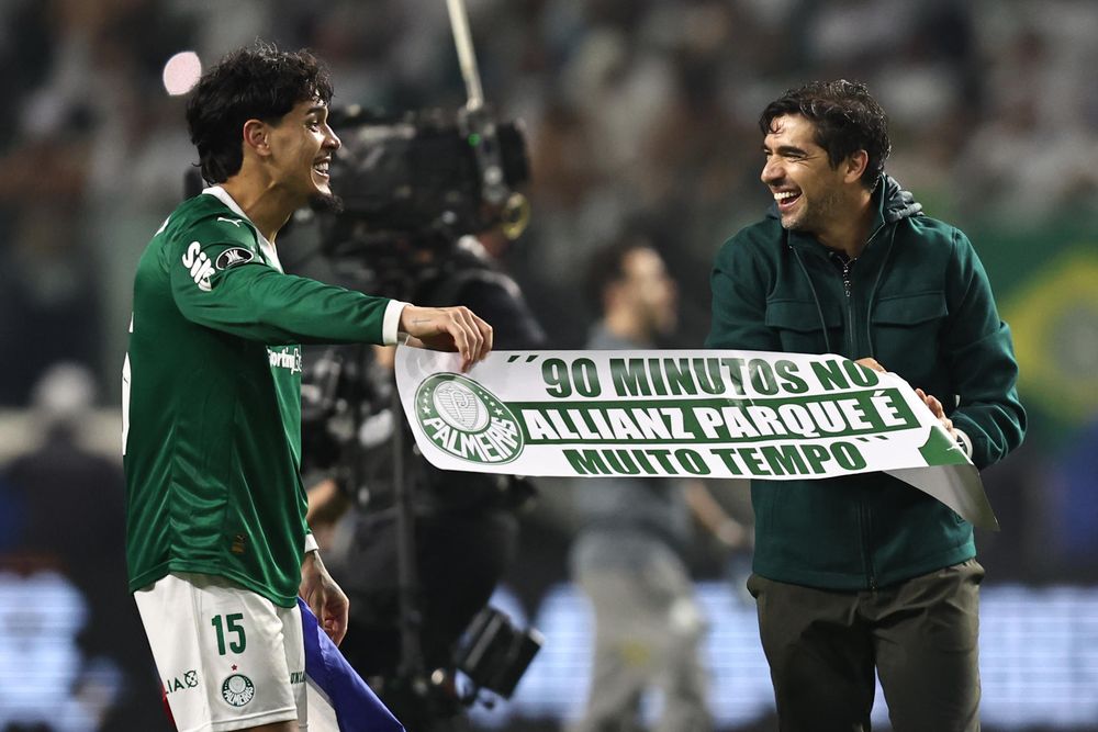 Gustavo Gómez y el DT ABel Ferreira celebran la clasificación de Palmeiras