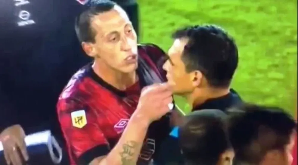 Así encaró Lema a Echenique, barrera humana mediante