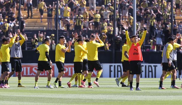 El plantel de Peñarol saluda a la tribuna previo a la primera final de la Liga AUF Uruguaya ante Nacional