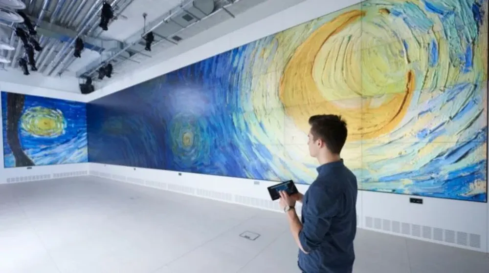 Estudio detallado de la obra La noche estrellada de Van Gogh en las pantallas gigantes del Lab de Google ubicado en París