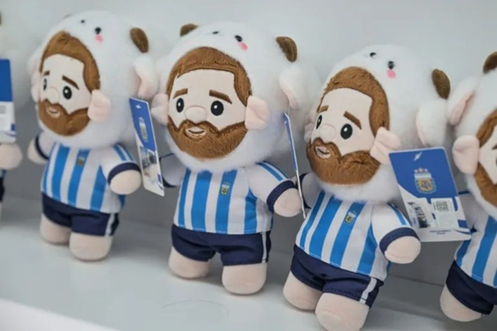 Los peluches de Messi que generan furor en China.