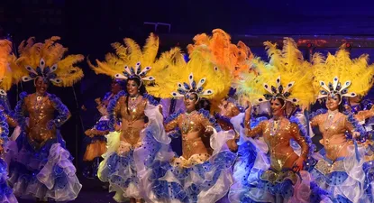 una noche con varios candidatos en el teatro de verano