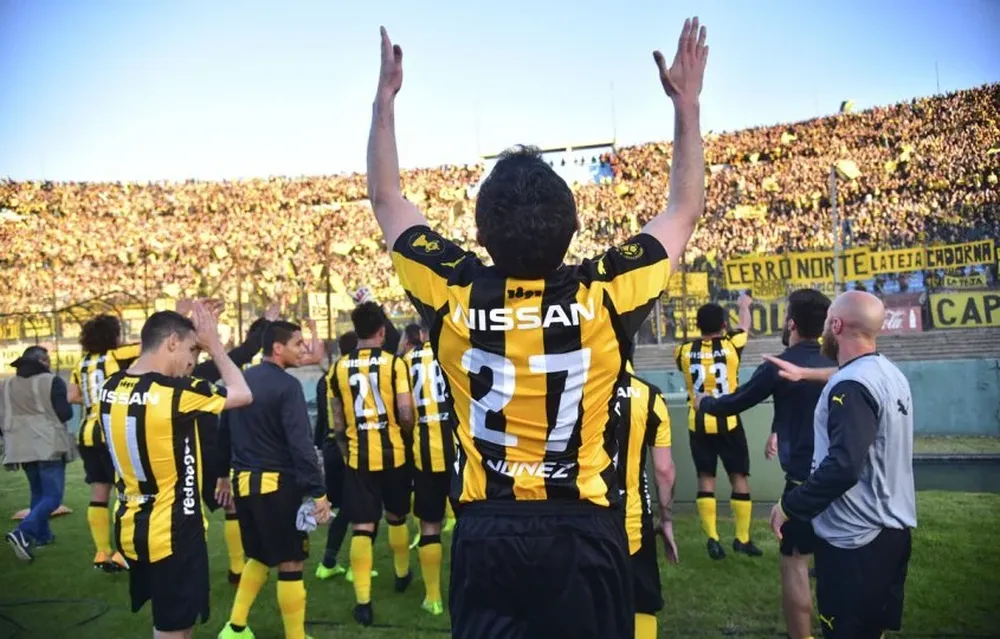 Peñarol y el festejo de cara a sus hinchas, tras ganarle a Nacional 2-0