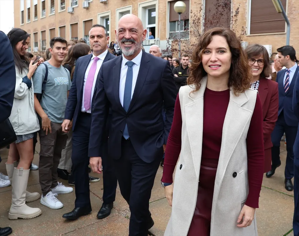La presidenta de la Comunidad de Madrid, Isabel Díaz Ayuso y el rector de la Universidad Complutense de Madrid, Joaquín Goyache.