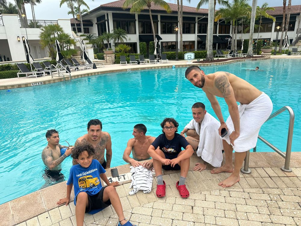 Mathías y Thiago Gugusian con jugadores de la selección uruguaya