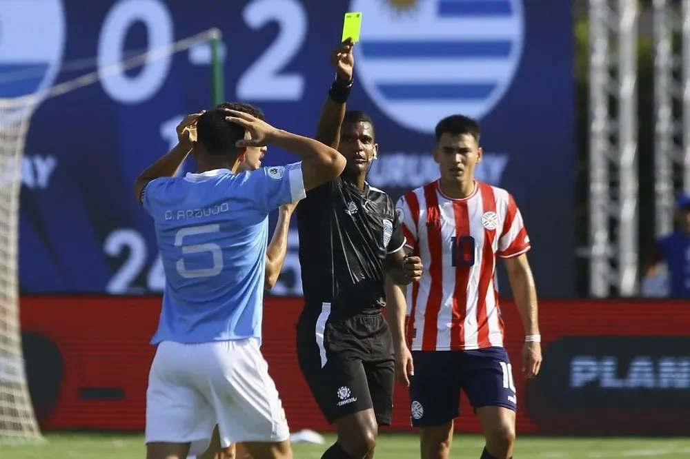 Alexis Herrera amonesta a César Araújo