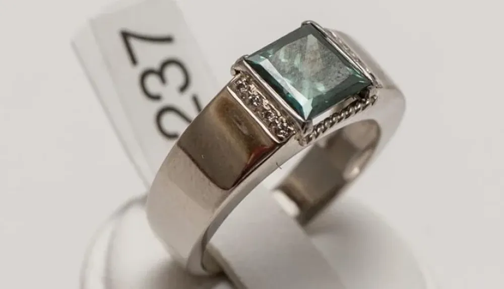 Solitario de 18 quilates con brillante azul de 2,20 quilates.