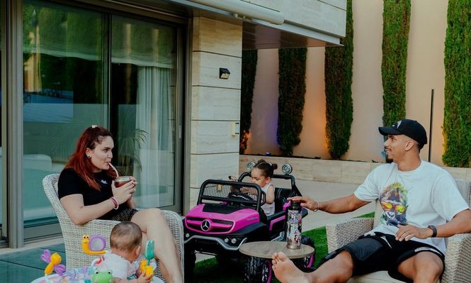 Ronald Araujo de vacaciones y en recuperación junto a su familia