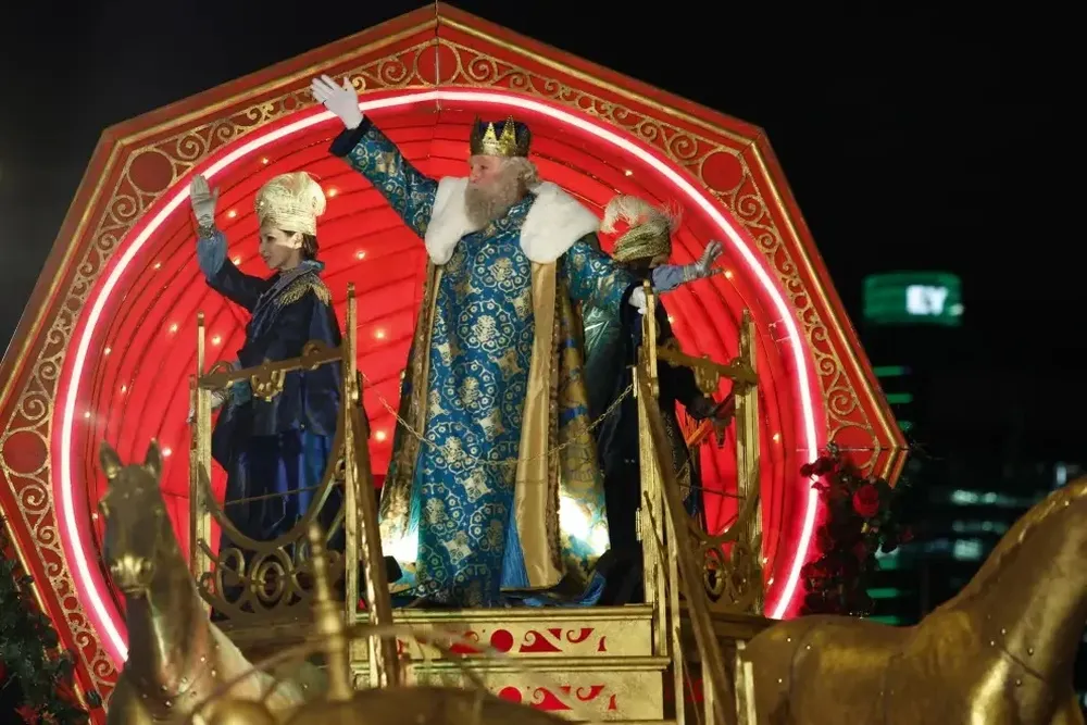 El rey Melchor saluda a los niños desde su carroza durante Cabalgata de los Reyes Magos, en el centro de Madrid.