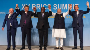 Los presidentes de Brasil, China, Sudáfrica, India y el ministro de Asuntos Exteriores ruso reunidos en Sudáfrica en 2023.