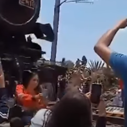 Captura de pantalla del video donde el tren golpea a la mujer en México