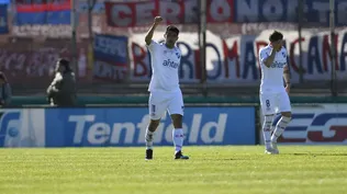 El Chory en el clásico del Intermedio 2019, atrás Neves