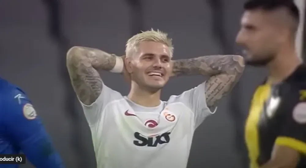 Icardi no puede creer lo que acaba de hacer.