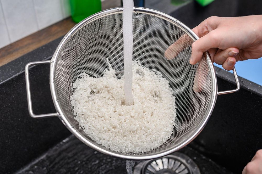 Lavar el arroz ayuda a reducir el contenido de microplásticos hasta en un 40%. Pero no los elimina del todo.