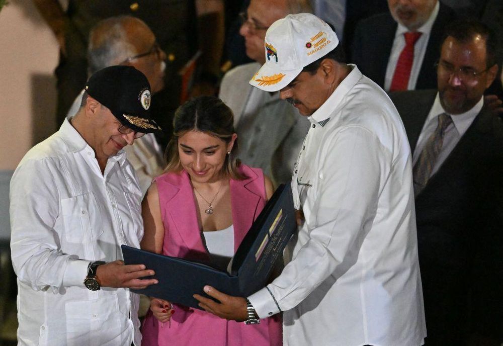 Laura Sarabia junto con los presidente Gustavo Petro, de Colombia, y Nicolás Maduro, de Venezuela.