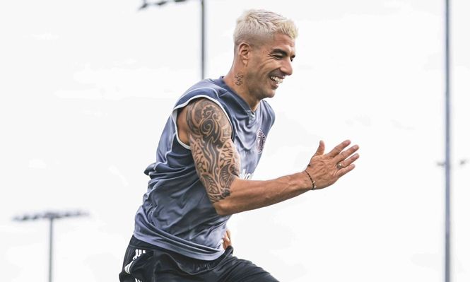 Luis Suárez y su nuevo look platinado