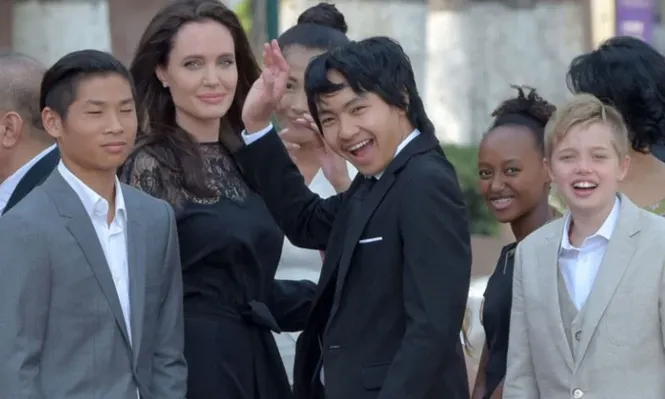 Angelina Jolie y sus hijos en Camboya; Pax es el que está a la izquierda de la actriz