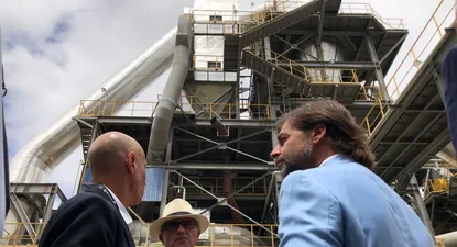 El jefe de Operaciones de Cementos Artigas, Federico Gutiérrez, junto con el presidente Lacalle Pou