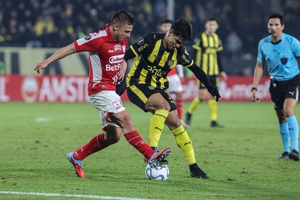 Matías Arezo en el partido ante Independiente Santa Fe