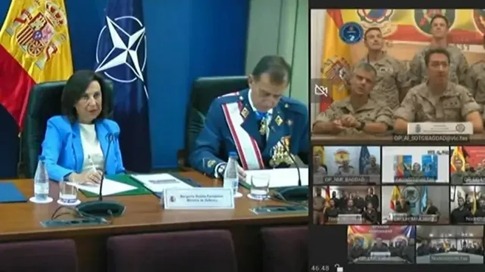 Margarita Robles, en diálogo con los soldados españoles.