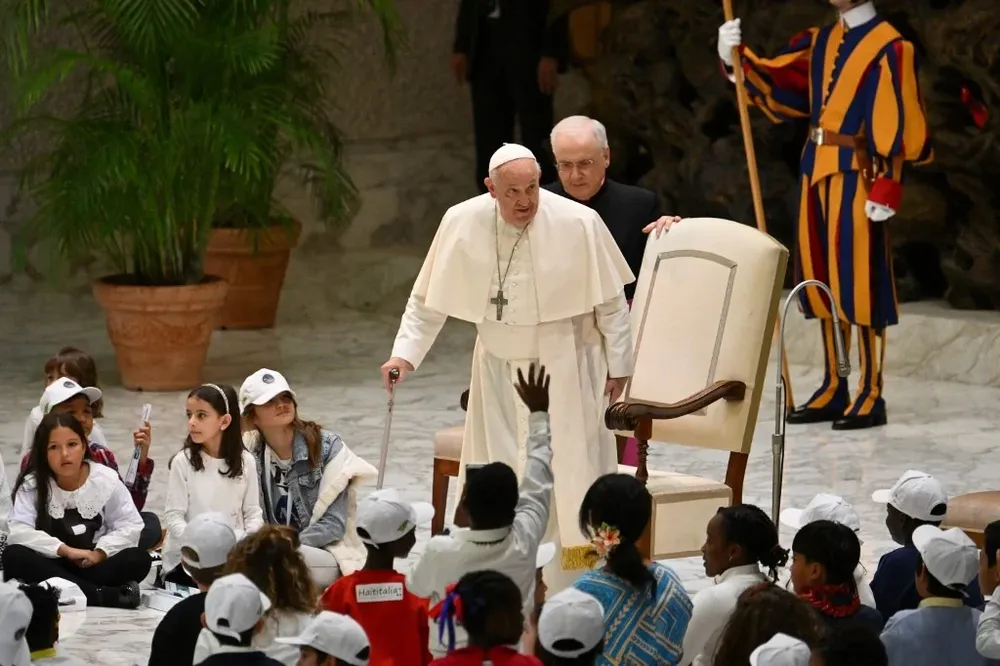 “No hay un método para aprender a hacer la paz; se hace con el corazón y la mano tendida”, respondió Francisco a la pregunta de una niña palestina de 12 años.