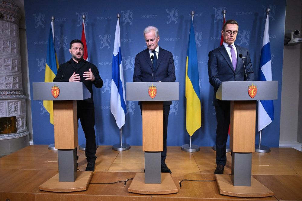 Zelenski en conferencia de prensa en Oslo junto al primer ministro noruego, Jonas Gahr Store, y el presidente de Finlandia, Alexander Stubb 