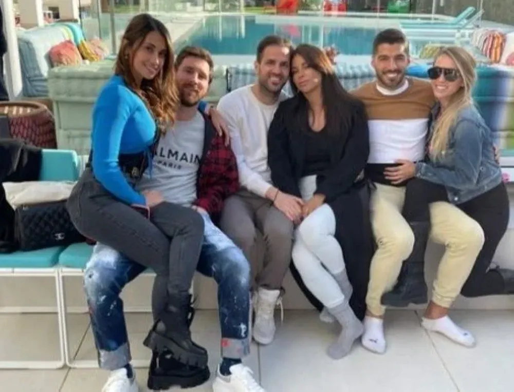 Luis Suárez y su esposa, volvieron a Barcelona para juntarse con Lionel Messi y su mujer Antonela en el día de su cumpleaños; también estuvo Cesc Fabregas, excompañero de Messi en Barcelona y que se fue del club justo cuando llegó Luis Suárez a la institución