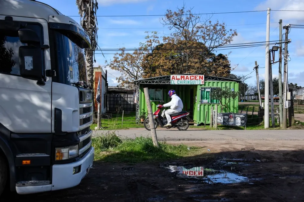 Los camioneros se quedan al otro lado de Camino Sosa, frente al almacén y a la casa de Álvaro