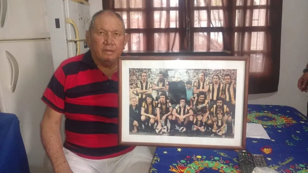 Daniel Quevedo con un cuadro de su querido Peñarol