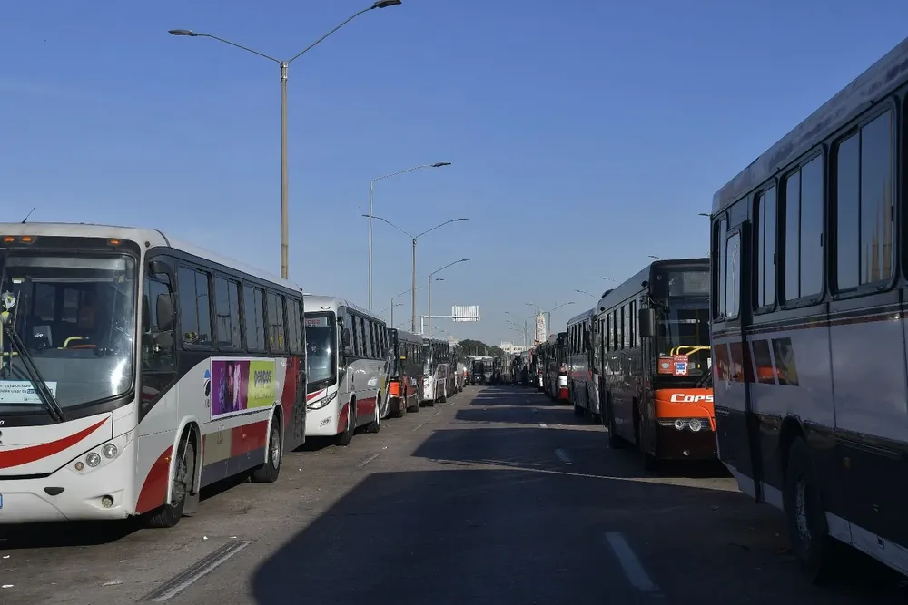 El predio de la Terminal de Río Branco no basta para albergar a todos los coches; el corte de la rambla portuaria para las obras del viaducto sirvió para descomprimir la situación