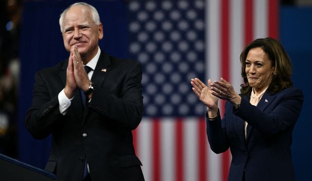 Tim Walz y Kamala Harris en un acto de campaña en Philadelphia el 6 de agosto de 2024