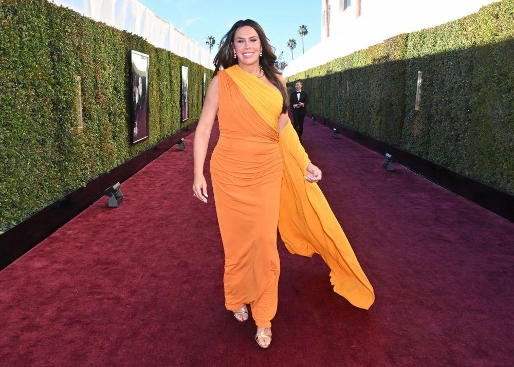 Karla Sofía Gascón, la estrella de "Emilia Pérez", llegando a los Globos de Oro 2025.