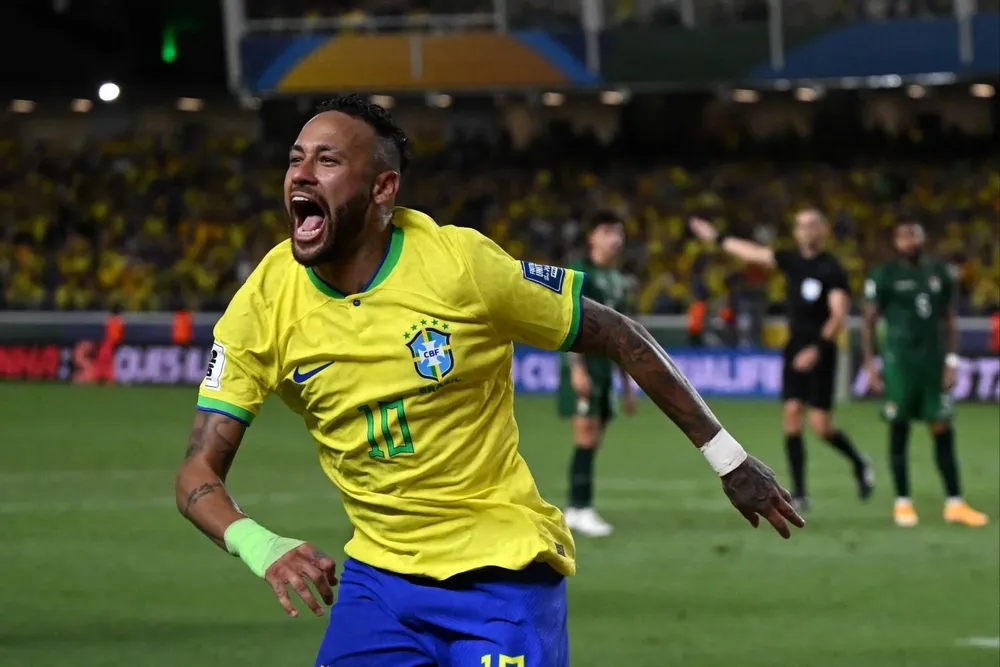 Neymar celebra su primer gol, con el que le batió el récord a Pelé