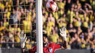 Luis Mejía de Nacional mira la pelota que dio en el palo tras un tiro libre de Leonardo Fernández de Peñarol en la final de la Liga AUF Uruguaya