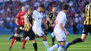 Luis Suárez saca el zurdazo que terminará en el fondo de la red; Gargano no llega a evitar el remate