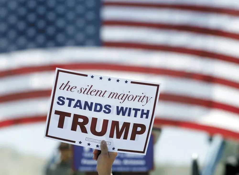 La mayoría silenciosa está con Trump, dice un cartel de la campaña del magnate.